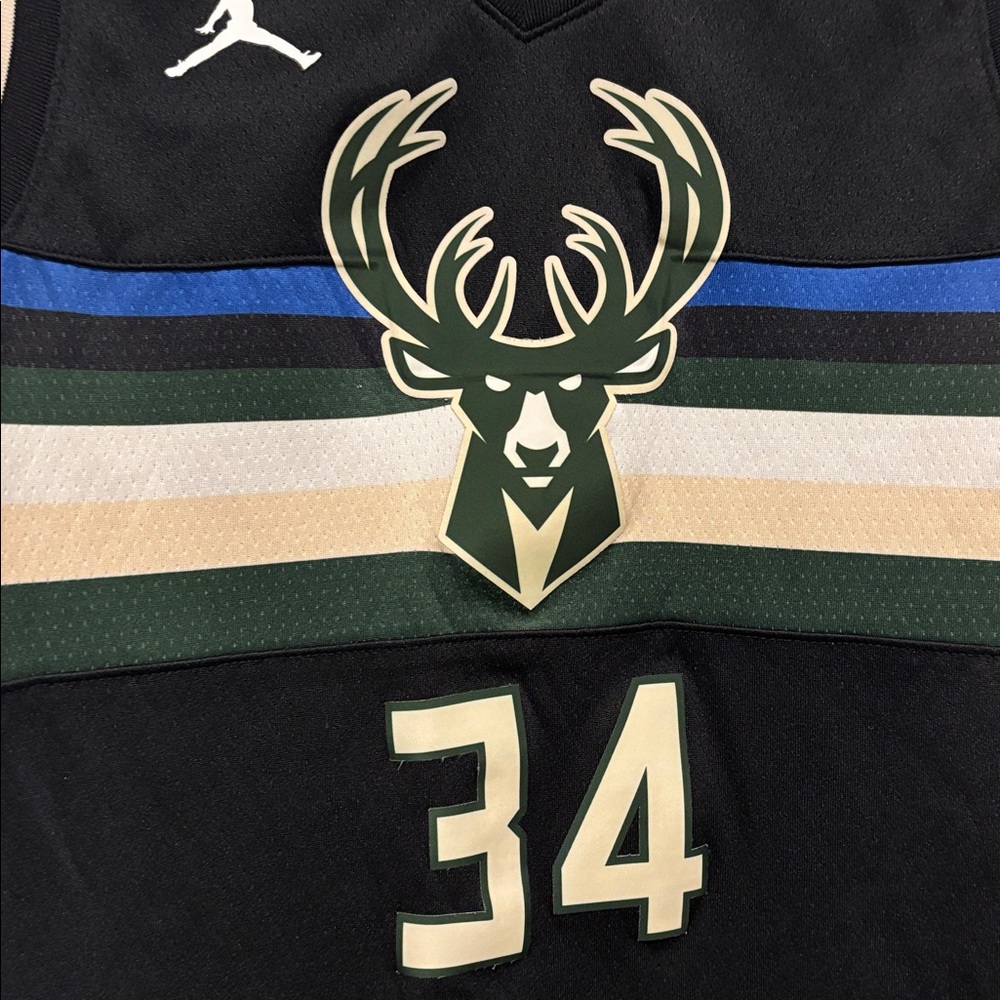 NBA Youth Milwaukee Bucks Giannis Antetokounmpo - Picture 2 of 4
